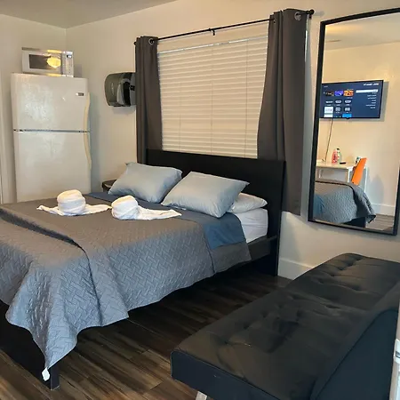 Trendy Pads In Hollywood Apartment